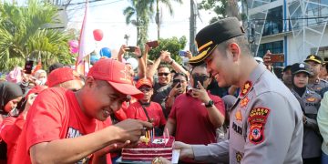 Momen Kapolres Garut AKBP Mochamad Fajar Gemilang, S.I.K., M.H., M.I.K., bersama Dandim 0611/Garut Letkol Inf Andrik Fachizal berikan kejutan di Hari Bruh Nasional 2025