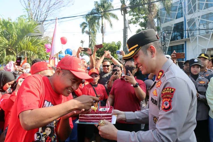 Momen Kapolres Garut AKBP Mochamad Fajar Gemilang, S.I.K., M.H., M.I.K., bersama Dandim 0611/Garut Letkol Inf Andrik Fachizal berikan kejutan di Hari Bruh Nasional 2025
