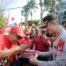 Momen Kapolres Garut AKBP Mochamad Fajar Gemilang, S.I.K., M.H., M.I.K., bersama Dandim 0611/Garut Letkol Inf Andrik Fachizal berikan kejutan di Hari Bruh Nasional 2025