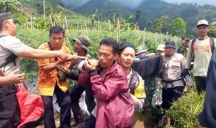Polsek Cilawu dan Tim Gabungan lakukan evakuasi pendaki hilang di Gunung Cikuray Garut