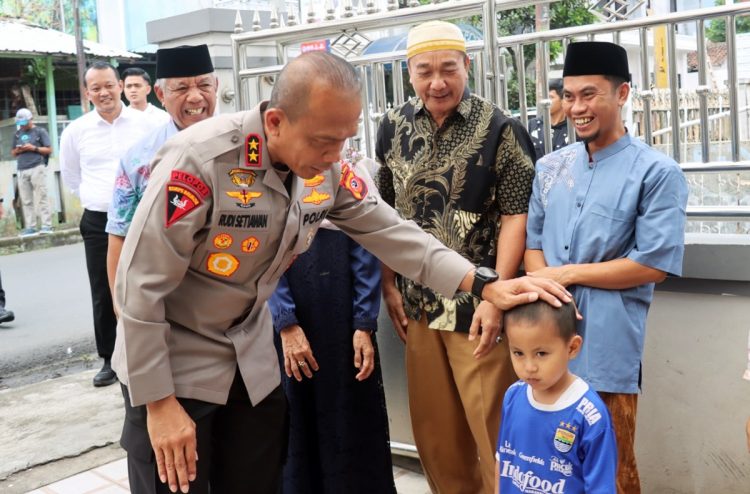 Kunjungan Kapolda Jabar Irjen Pol Rudi Setiawan ke LKSA Panti Asuhan Al-Amin Jalan Cipanas, Tarogong, Garut. Kamis (22/05/2025).