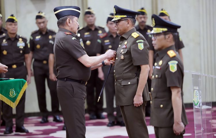 Jaksa Agung ST Burhanuddin melantik dan mengambil sumpah jabatan SesJAM-Bin, Dr. Ponco Hartanto, S.H., M.H., dan Kajati Jawa Tengah Dr. Hendro Dewanto, S.H., M.Hum.