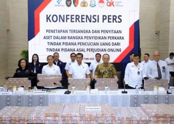 Komjen Pol. Wahyu Widada memimpin kegiatan konfrensi pers Penetapan Tersangka dan Penyitaan Aset dalam Rangka Penyidikan Perkara TPPU dari Tindak Pidana Asal Perjudian Online di Markas Besar Kepolisian RI (7/5/2025)