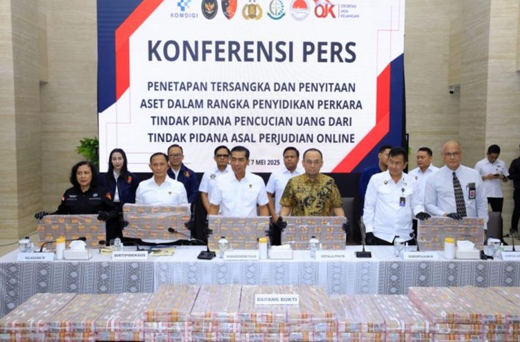 Komjen Pol. Wahyu Widada memimpin kegiatan konfrensi pers Penetapan Tersangka dan Penyitaan Aset dalam Rangka Penyidikan Perkara TPPU dari Tindak Pidana Asal Perjudian Online di Markas Besar Kepolisian RI (7/5/2025)