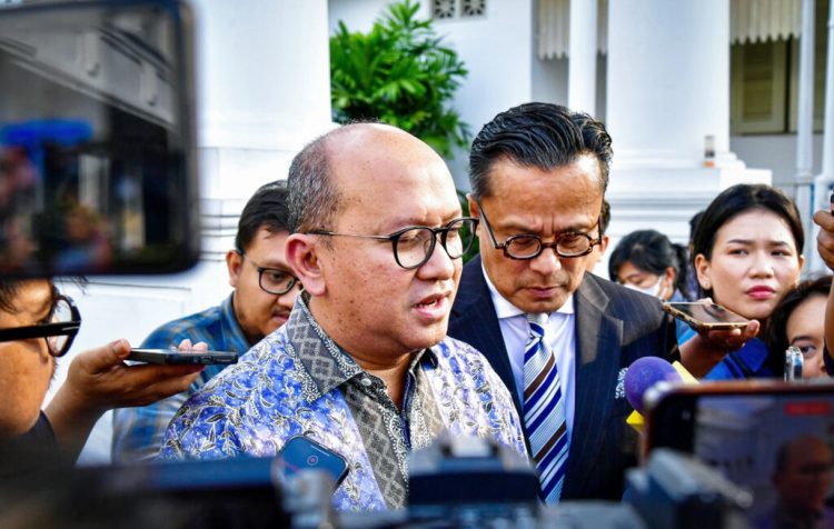 Konpers Menteri Investasi dan Hilirisasi/Kepala BKPM sekaligus Kepala BPI Danantara Indonesia, Rosan Roeslani usai pertenuan dengan Presiden Prabowo di Istana Merdeka, Jakarta, pada Selasa, 20 Mei 2025.