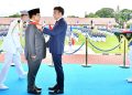 Presiden Republik Prancis, Emmanuel Macron, menganugerahkan Grand Croix de la Légion d’Honneur kepada Presiden Republik Indonesia, Prabowo Subianto, di Lapangan Pancasila, Akademi Militer (Akmil) Magelang, Jawa Tengah, Kamis siang, 29 Mei 2025.