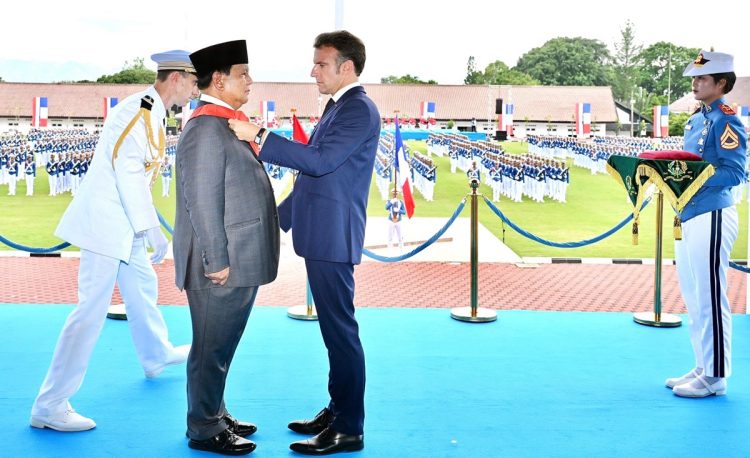 Presiden Republik Prancis, Emmanuel Macron, menganugerahkan Grand Croix de la Légion d’Honneur kepada Presiden Republik Indonesia, Prabowo Subianto, di Lapangan Pancasila, Akademi Militer (Akmil) Magelang, Jawa Tengah, Kamis siang, 29 Mei 2025.