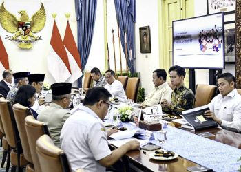 Presiden Prabowo Subianto memimpin rapat terbatas bersama Wakil Presiden Gibran Rakabuming dan sejumlah jajaran Kabinet Merah Putih di Istana Merdeka, Jakarta, pada Rabu (30/04/2025)