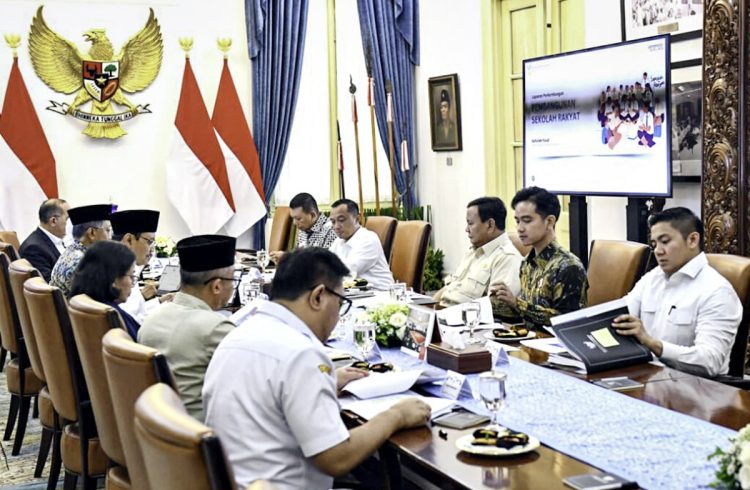 Presiden Prabowo Subianto memimpin rapat terbatas bersama Wakil Presiden Gibran Rakabuming dan sejumlah jajaran Kabinet Merah Putih di Istana Merdeka, Jakarta, pada Rabu (30/04/2025)