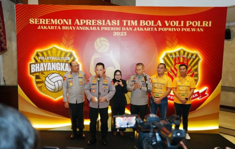 Kapolri dalam acara Seremoni Apresiasi Tim Bola Voli Polri di Auditorium PTIK, Jakarta Selatan, pada Selasa (20/5) malam.