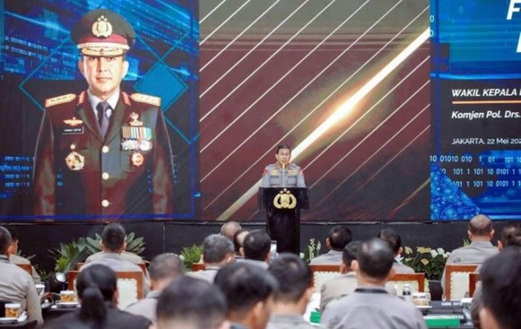 Wakapolri Komjen Pol Ahmad Dofiri memberikan arahan di acara Forum Satu Data Polri Tahun 2025 di Auditorium STIK PTIK Jakarta, Kamis (22/5/2025)