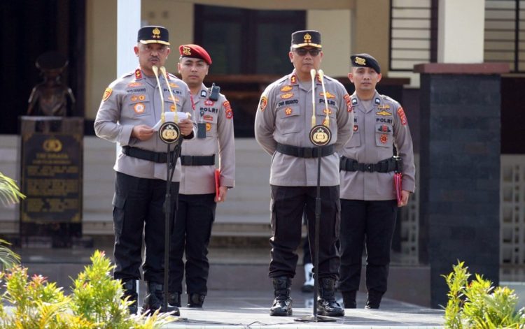 Irjen Pol Didik Agung Widjanarko, S.IK., M.H., memberikan sambutan dalam acara serah terima jabatan Kapolda Sulawesi Tenggara