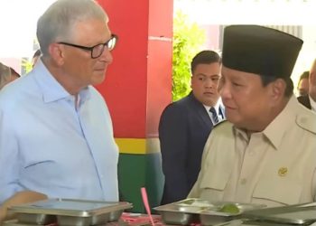 Bill Gates dan Presiden RI Prabowo Subianto meninjau pelaksanaan program Makan Bergizi Gratis (MBG) di SDN Jati 03 Pulo Gadung, Jakarta Timur