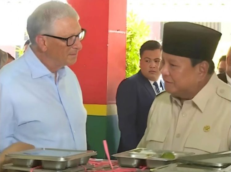 Bill Gates dan Presiden RI Prabowo Subianto meninjau pelaksanaan program Makan Bergizi Gratis (MBG) di SDN Jati 03 Pulo Gadung, Jakarta Timur