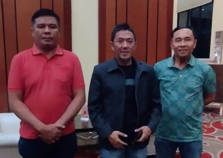 Ketua Umum GENCAR, Charma Afrianto (tengah)