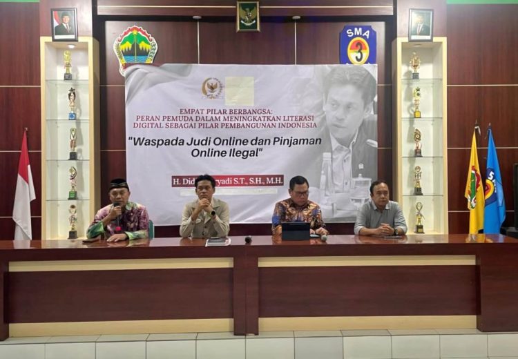 Anggota MPR RI Didik Haryadi (kedua dari kiri) menggelar Seminar Kebangsaan dan Sosialisasi 4 Pilar Berbangsa dan Bernegara di SMA Negeri 3 Boyolali, Minggu, 18 Mei 2025.
