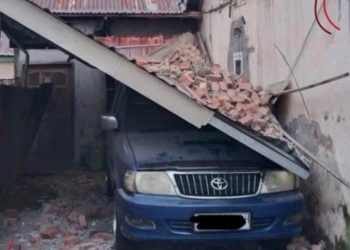 Sebuah mobil di Kelurahan Betungan, Kota Bengkulu, tertimpa atap akibat gempa M 6,3/Instagram @bengkuluinfo