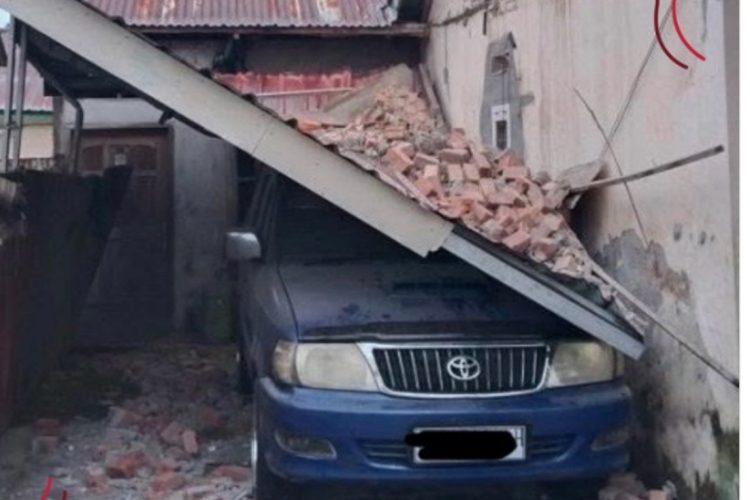 Sebuah mobil di Kelurahan Betungan, Kota Bengkulu, tertimpa atap akibat gempa M 6,3/Instagram @bengkuluinfo