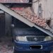 Sebuah mobil di Kelurahan Betungan, Kota Bengkulu, tertimpa atap akibat gempa M 6,3/Instagram @bengkuluinfo