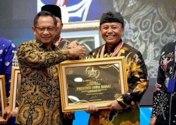 Sekretaris Daerah Provinsi Jawa Barat, Herman Suryatman menerima penghargaan Standar Pelayanan Minimal (SPM) Awards dari Mendagri Tito Karnavian.