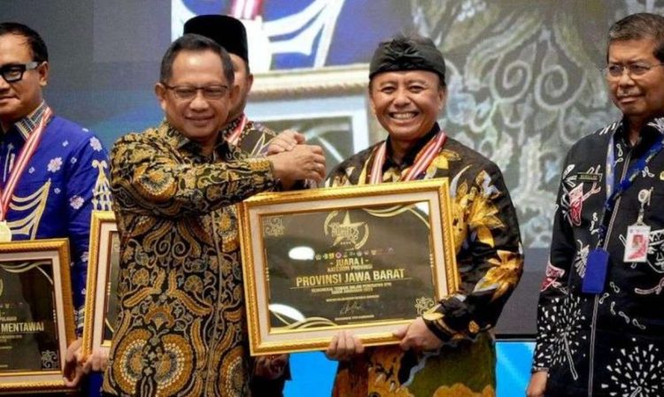 Sekretaris Daerah Provinsi Jawa Barat, Herman Suryatman menerima penghargaan Standar Pelayanan Minimal (SPM) Awards dari Mendagri Tito Karnavian.