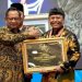 Sekretaris Daerah Provinsi Jawa Barat, Herman Suryatman menerima penghargaan Standar Pelayanan Minimal (SPM) Awards dari Mendagri Tito Karnavian.