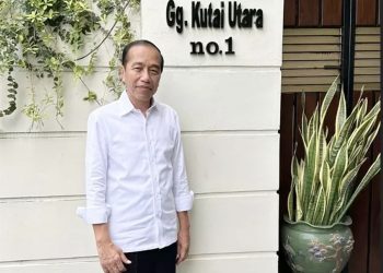 Jokowi di kediamannya, Jalan Kutai Utara no 1, Kelurahan Sumber, Kecamatan Banjarsari, Solo, Senin (05/05/2025)