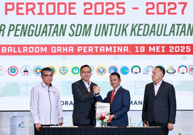 Menteri Ketenagakerjaan menyaksikan penandatanganan Perjanjian Kerja Bersama Pertamina dengan Serikat Pekerja