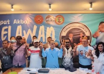 Masrom Nusantara (ketiga dari kiri mengenakan kaos putih garis merah), relawan Rakyat Bantu Rakyat pendukung Prabowo-Gibran/Dok. Haidar Alwi