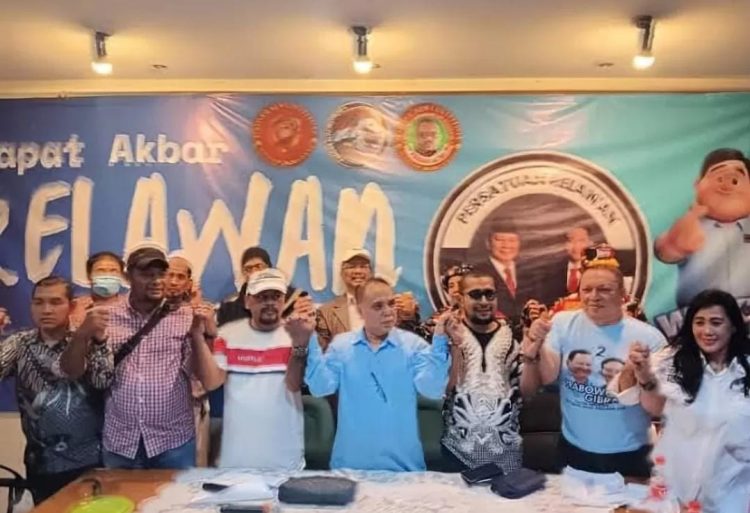 Masrom Nusantara (ketiga dari kiri mengenakan kaos putih garis merah), relawan Rakyat Bantu Rakyat pendukung Prabowo-Gibran/Dok. Haidar Alwi