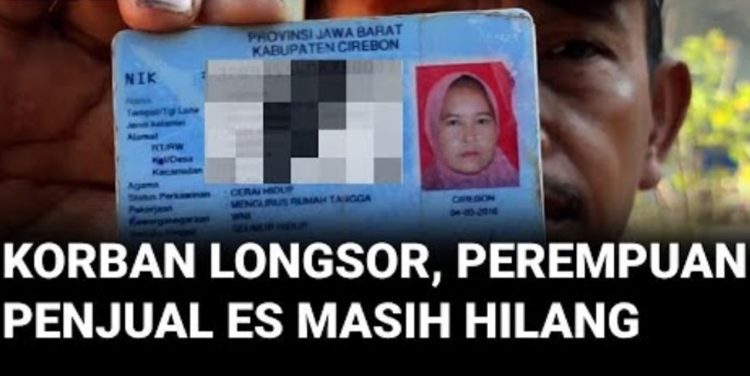 Dulsija menunjukkan KTP Muniah, adiknya yang hilang dalam peristiwa longsor galian C Gunung Kuda, Cirebon/Tangkap layar YouTube Liputan6