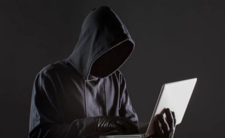 Ilustrasi hacker yang meretas PeduliLindungi