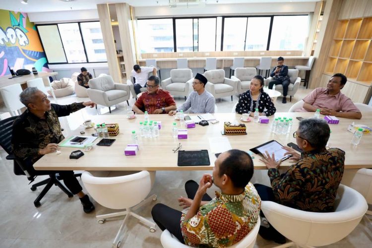 Wamensos Agus Jabo Priyono bersama para tokoh muda pengusul gelar Pahlawan Nasional untuk Sri Sultan Hamengku Buwono II (HB II)