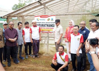 Wamendagri Bima Arya Sugianto meninjau pembentukan Koperasi Desa Merah Putih di Desa Karamatwangi, Kecamatan Cisurupan, Kabupaten Garut