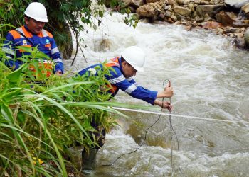 Pengukuran debit air aliran sungai oleh petugas verifikasi teknis PLN sebagai bagian dari studi kelayakan pemanfaatan aset untuk Pembangkit Listrik Tenaga Mikro Hidro (PLTMH) di Kabupaten Gayo Lues, Aceh.