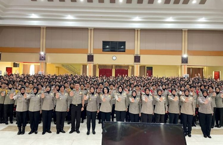 Dirtipid PPA dan PPO Bareskrim Polri, Brigjen Pol. Dr. Nurul Azizah hadiri pembekalan kepada para siswa Diktuk Ba Polwan Angkatan ke-57 dan Diktuk Bakomsus Ketahanan Pangan Tahun Anggaran 2025, yang diselenggarakan di Widya Warapsari, Sepolwan, Jakarta