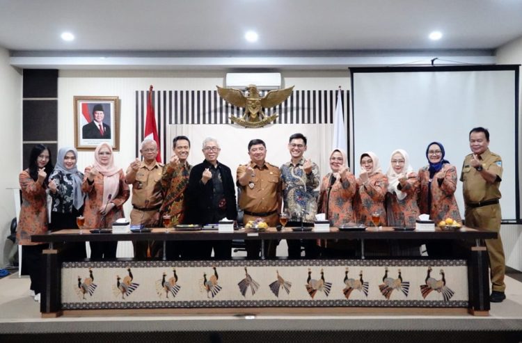Bupati Garut, Abdusy Syakur Amin, menerima audiensi dari Universitas Pasundan (Unpas) Bandung di Ruang Rapat Setda, Jalan Pembangunan, Kecamatan Tarogong Kidul, Selasa (3/6/2025)