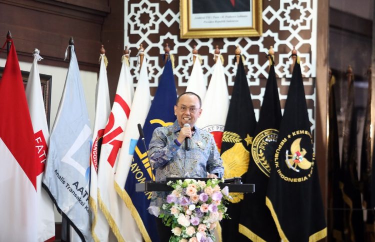 Kepala PPATK Ivan Yustiavandana memberikan sambutan dalam acara Seminar dan Penganugerahan Best Report Award (BREW) Tahun 2025