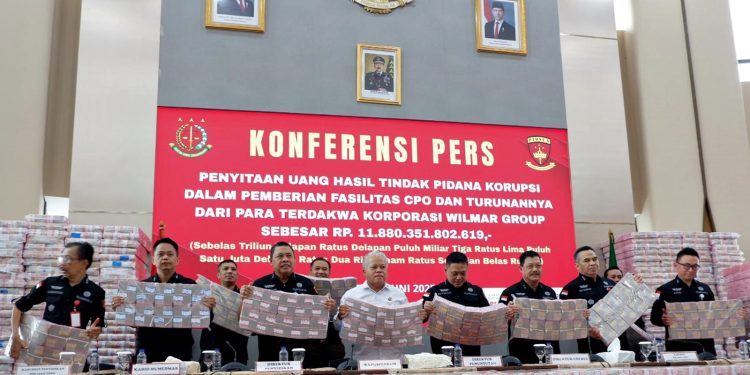 Konpers Penyitaan Rp11,8 Triliun Terkait Dugaan Korupsi Ekspor CPO, Libatkan Lima Korporasi di Gedung Bundar Jampidsus, Kejaksaan Agung, Jakarta