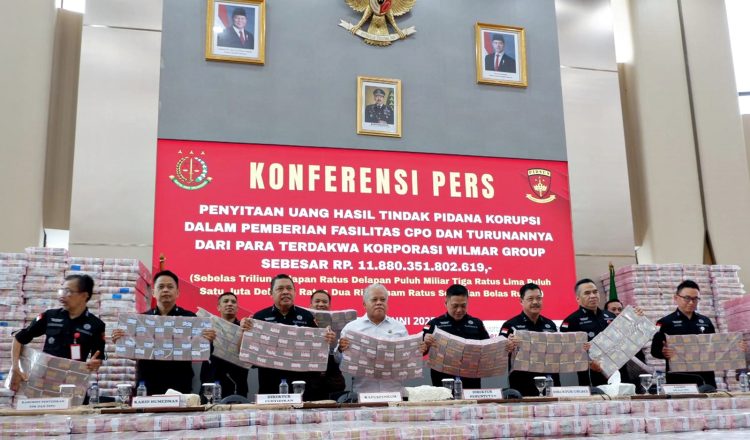 Konpers Penyitaan Rp11,8 Triliun Terkait Dugaan Korupsi Ekspor CPO, Libatkan Lima Korporasi di Gedung Bundar Jampidsus, Kejaksaan Agung, Jakarta