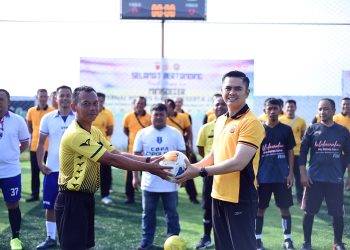 Kapolres Garut AKBP Mochamad Fajar Gemilang membuka resmi Turnamen Mini Soccer Antar Satker Meriahkan Hari Bhayangkara ke-79di Lapangan Mandala Soccer, Selasa (24/6/2025).