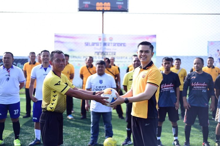 Kapolres Garut AKBP Mochamad Fajar Gemilang membuka resmi Turnamen Mini Soccer Antar Satker Meriahkan Hari Bhayangkara ke-79di Lapangan Mandala Soccer, Selasa (24/6/2025).
