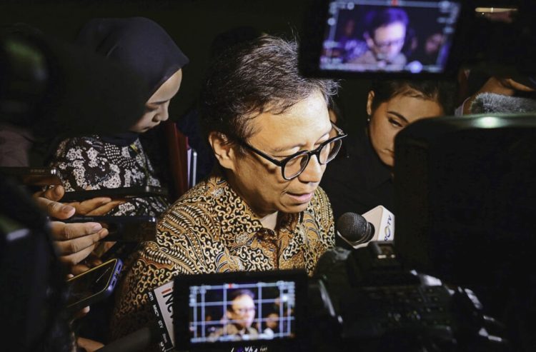Menteri Kesehatan, Budi Gunadi Sadikin, menyampaikan keterangan pers kepada awak media usai bertemu Presiden Prabowo Subianto di Istana Merdeka, Jakarta, pada Selasa, 3 Juni 2025.