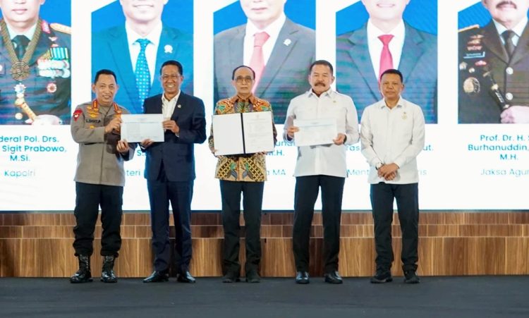 Kesepakatan dan Pembubuhan paraf DIM RUU KUHAP oleh Menteri Hukum (Menkum), Supratman Andi Agtas; Ketua Mahkamah Agung, Sunarto; Jaksa Agung, ST Burhanuddin; Kapolri Listyo Sigit Prabowo; dan Wakil Menteri Sekretariat Negara, Bambang Eko Suhariyanto, Senin (23/6/2025) di gedung Kementerian Hukum Kemenkum.