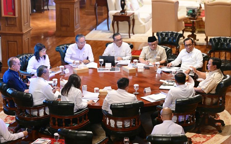 Presiden Prabowo pimpin rapat terbatas bersama jajaran menteri Kabinet Merah Putih terkait di kediaman pribadinya di Hambalang, Kabupaten Bogor, Jawa Barat, pada Senin (23/06/2025).