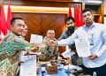 Menteri Sekretaris Negara Prasetyo Hadi, Menteri Dalam Negeri Tito Karnavian, Gubernur Sumatera Utara Bobby Nasution, Gubernur Aceh Muzakir Manaf dan Wakil Ketua DPR RI Sufmi Dasco Ahmad, menyambut keputusan Presiden Prabowo Subianto yang mengembalikan empat pulau sengketa ke wilayah Provinsi Aceh.
