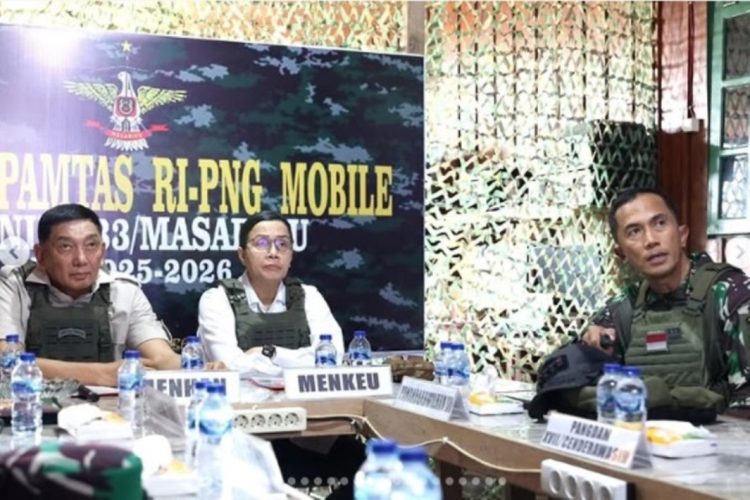 Letnan Jenderal TNI Bambang Trisnohadi memaparkan situasi Kabupaten Nduga kepada Menhan Sjafrie Sjamsoeddin dan Mennkeu Sri Mulyani/Kemenhan