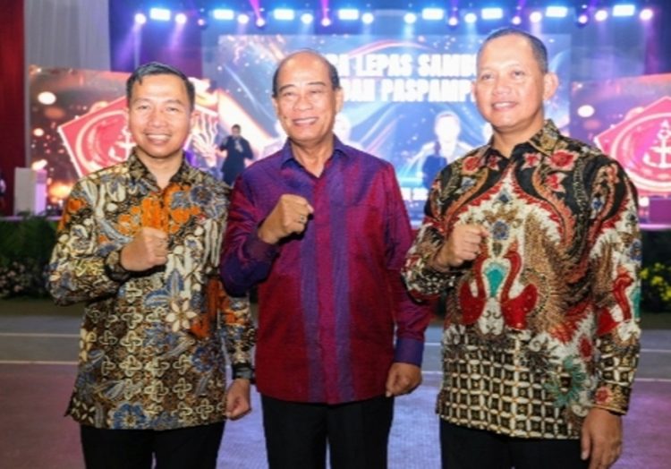 Danpaspampres Mayjen TNI Edwin Adrian Sumantha paling kiri