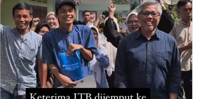 Devit (tengah) calon mahasiswa STEI ITB dari lereng Gunung Singgalang dijemput Rektor ITB Prof. Dr. Ir. Tatacipta Dirgantara, M.T/Instagaram @itb1920