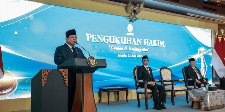 Presiden Prabowo memberikan sambutan pada acara pengukuhan 1.451 hakim di Gedung Mahkamah Agung, Jakarta, Kamis (12/6)/Instagram @presidenrepublikindonesia